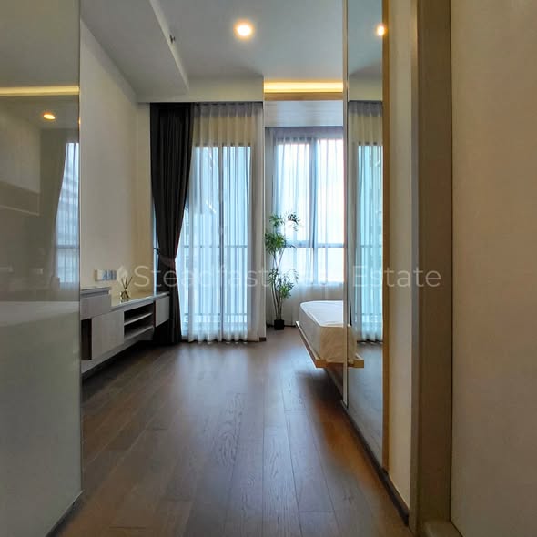 bedroom and room interior of Park​ Origin​ Phaya Thai