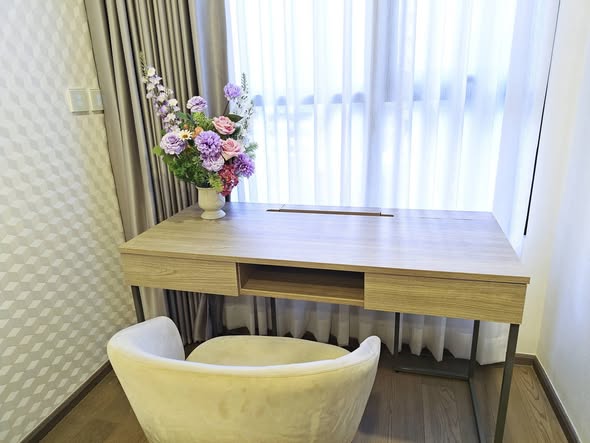 room interior and bathroom of Park​ Origin​ Phaya Thai