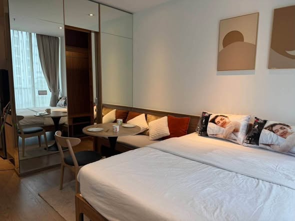 bedroom of Park Origin Phrom Phong