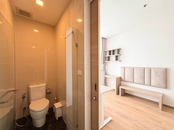 bedroom and room interior and bathroom of Park Origin Phrom Phong