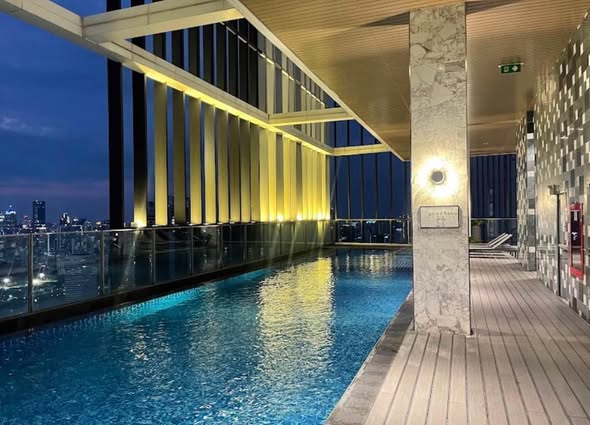 pool of Park Origin Phrom Phong