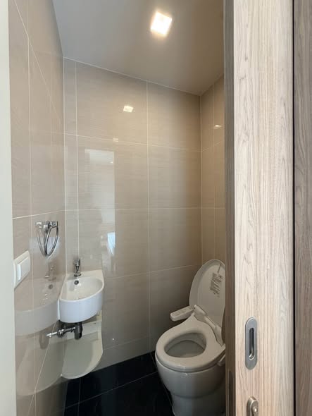 room interior and bathroom of Park Origin Phrom Phong