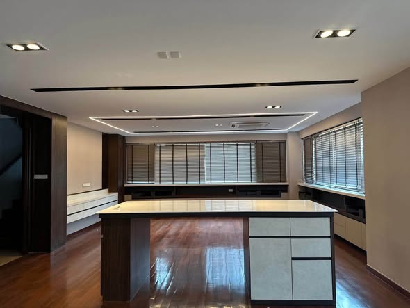 bathroom and kitchen of Ploen Chit Terrace