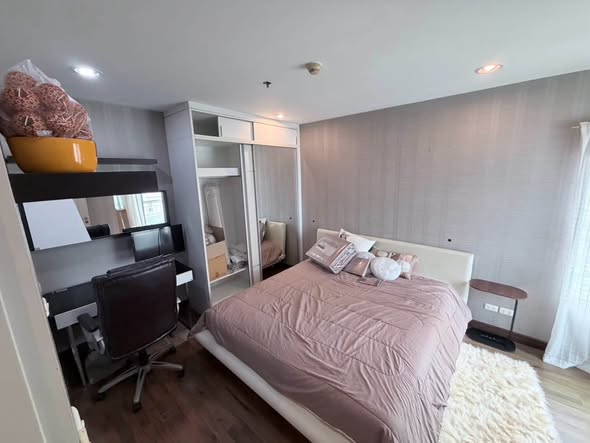 bedroom of Q House Condo Sathon
