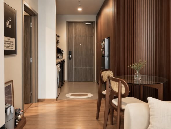 room interior and bathroom of Q Prasarnmit