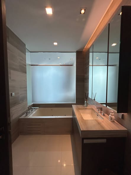 bathroom of Q1 Sukhumvit Condo by Q House