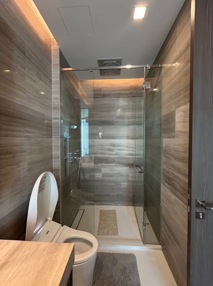 room interior and bathroom of Q1 Sukhumvit Condo by Q House