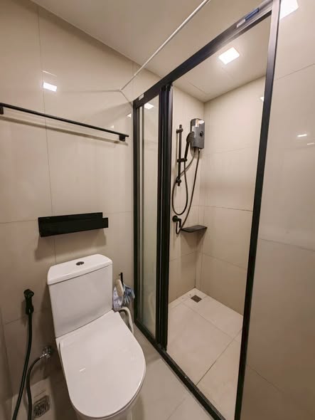 room interior and bathroom of QUINTARA MHy’ZEN PHROM PHONG (ควินทารา มาย’เซน พร้อมพงษ์)