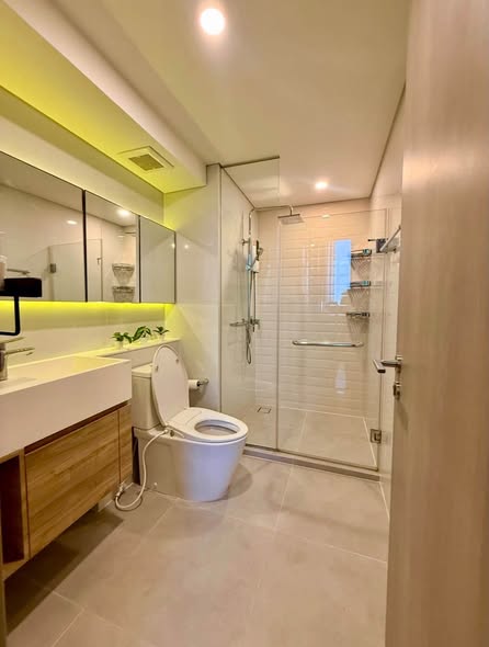 room interior and bathroom of RAMADA RESIDENCE SUKHUMVIT 87