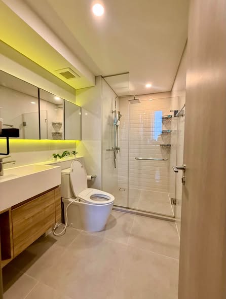 room interior and bathroom of RAMADA RESIDENCE SUKHUMVIT 87