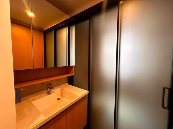 room interior and bathroom of Regal Srinakarin 40