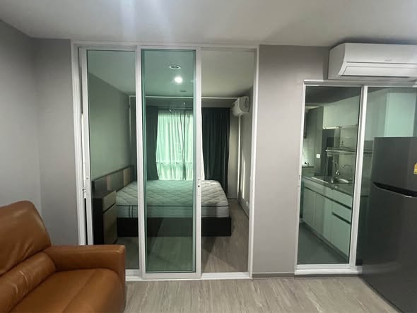 bedroom and room interior of Regent Home 97/1