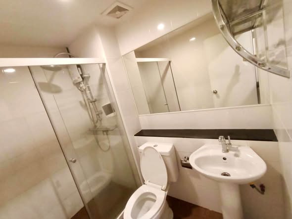 room interior and bathroom of Regent Home Sukhumvit 81