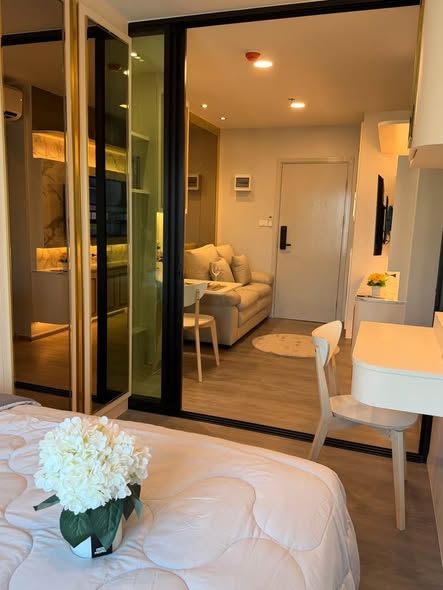 bedroom and room interior of Regent Home Wutthakat