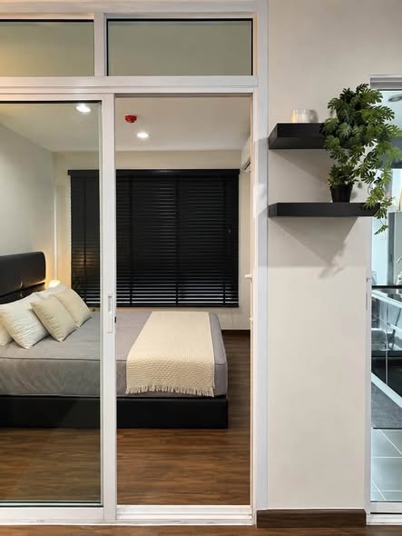 bedroom and room interior of Regent Orchid Talad Plu