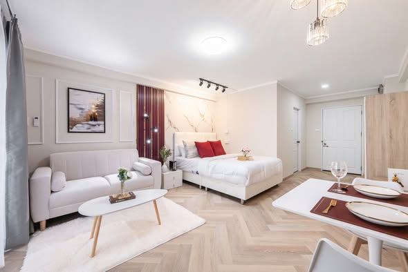 bedroom and living room of Regent Srinagarindra Tower