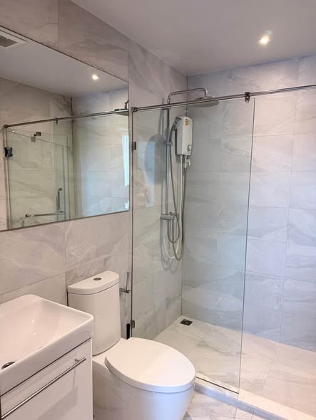 room interior and bathroom of Rhythm Ekkamai Estate