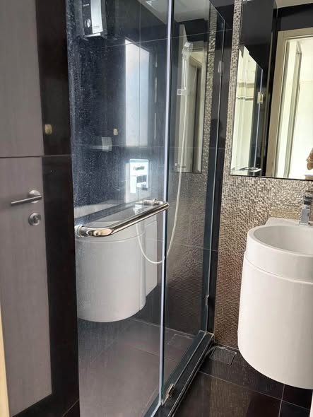 room interior and bathroom of Rhythm Sukhumvit 36-38