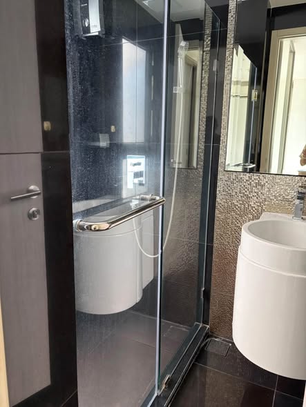 room interior and bathroom of Rhythm Sukhumvit 36-38