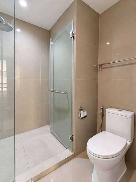 room interior and bathroom of Rhythm Sukhumvit 42