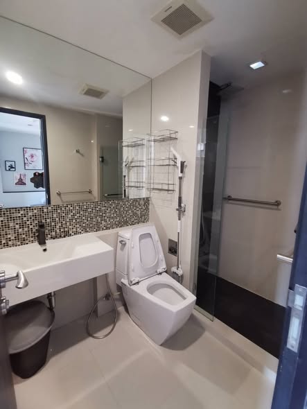 room interior and bathroom of RHYTHM Sukhumvit 44/1