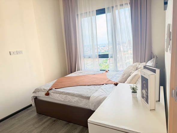 bedroom of Rich Park Triple Station