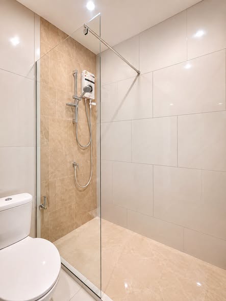room interior and bathroom of Rich Point @BTS Wutthakat