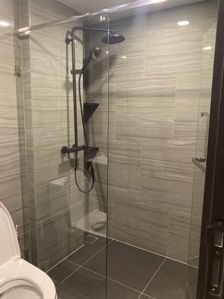 room interior and bathroom of SAVVI Ari4