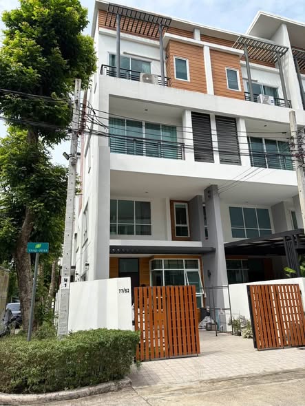 Sereno Townhome by Bonanza