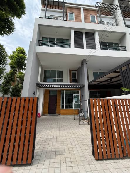 Sereno Townhome by Bonanza