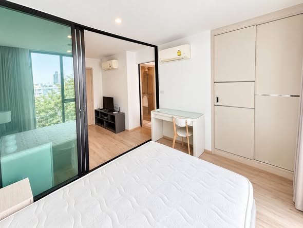 bedroom and room interior of Serio Sukhumvit 50