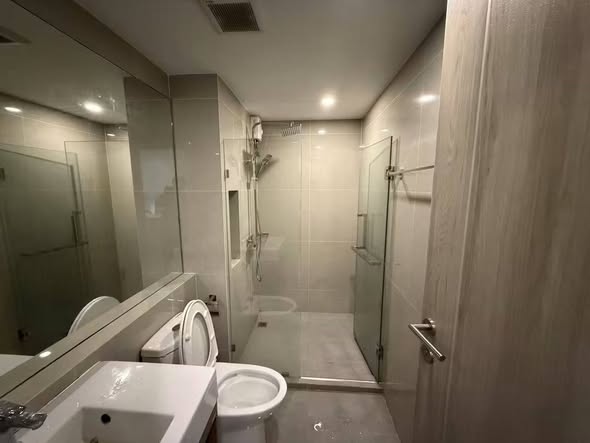 room interior and bathroom of Serio Sukhumvit 50