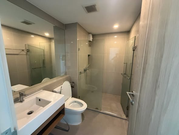 room interior and bathroom of Serio Sukhumvit 50