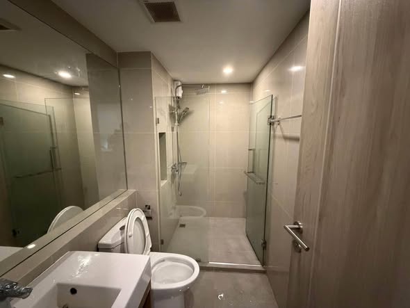 room interior and bathroom of Serio Sukhumvit 50