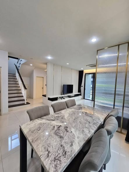 living room and kitchen of Setthasiri Krungthep Kreetha 2