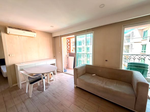 living room and room interior of Seven Seas Condo Resort Jomtien