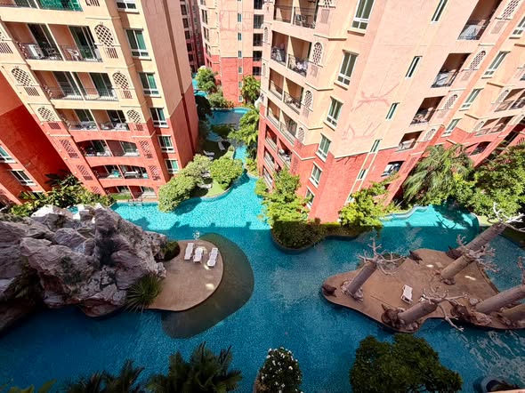 pool of Seven Seas Condo Resort Jomtien
