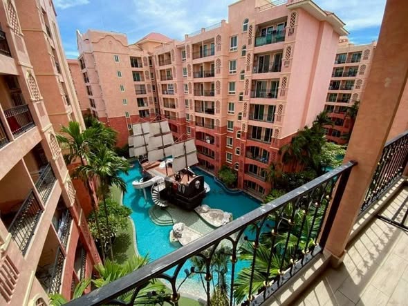 pool of Seven Seas Condo Resort Jomtien