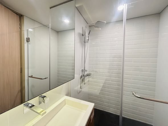 room interior and bathroom of Siamese residence landmark @ MRTA station