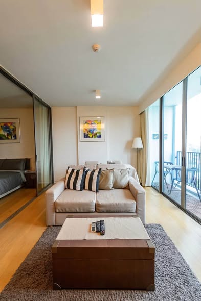 bedroom and living room of Siamese Thirty Nine
