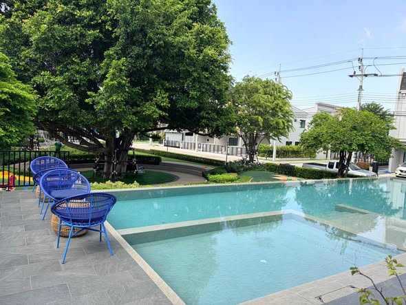 pool of Siri Place Pattanakarn