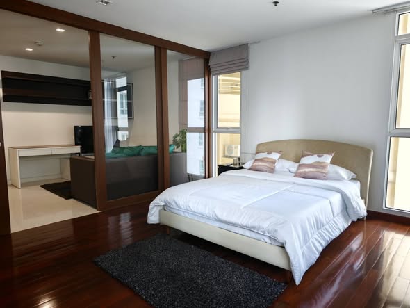 bedroom and room interior of Sukhumvit City Resort