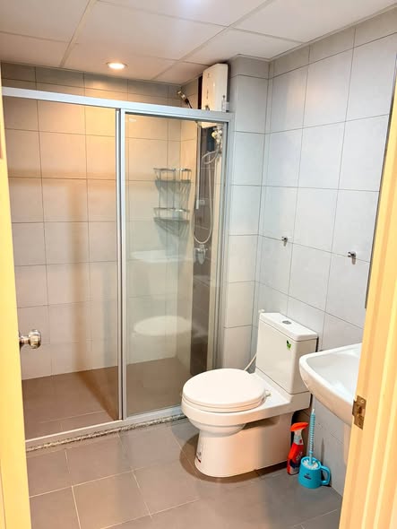 room interior and bathroom of Supalai City Resort Bearing Station (Sukhumvit 105)