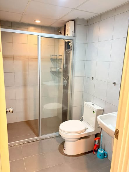 room interior and bathroom of Supalai City Resort Bearing Station (Sukhumvit 105)
