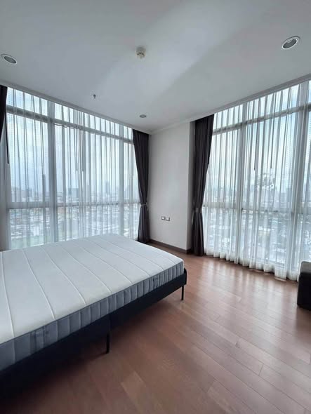 bedroom and room interior of Supalai Oriental Sukhumvit 39