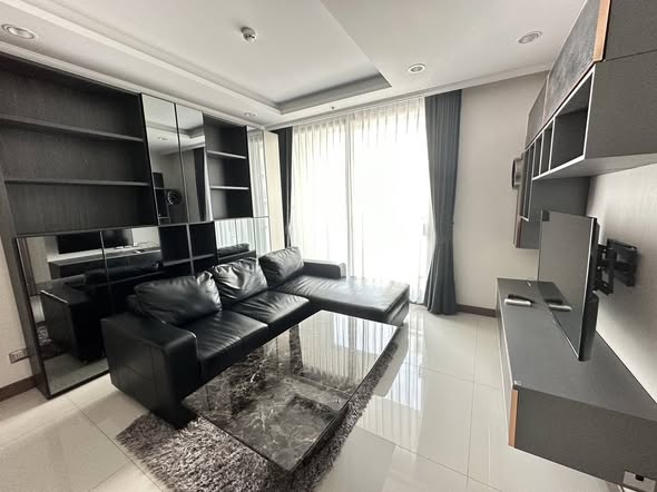 living room and bedroom of Supalai Oriental Sukhumvit 39