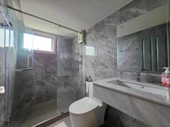 room interior and bathroom of Supalai Park Ekkamai – Thonglor
