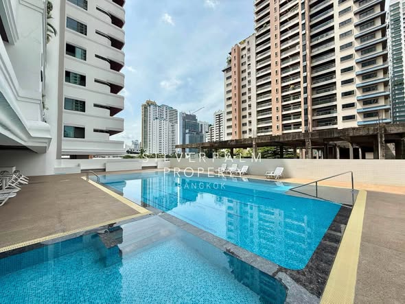 pool of Supalai Premier Place Asok