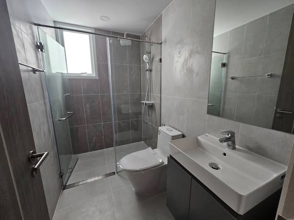 room interior and bathroom of Supalai Premier Si Phraya-Sam Yan