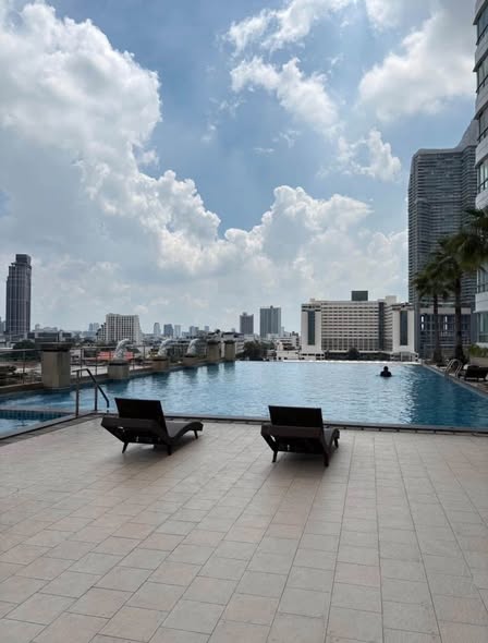 pool of Supalai River Place